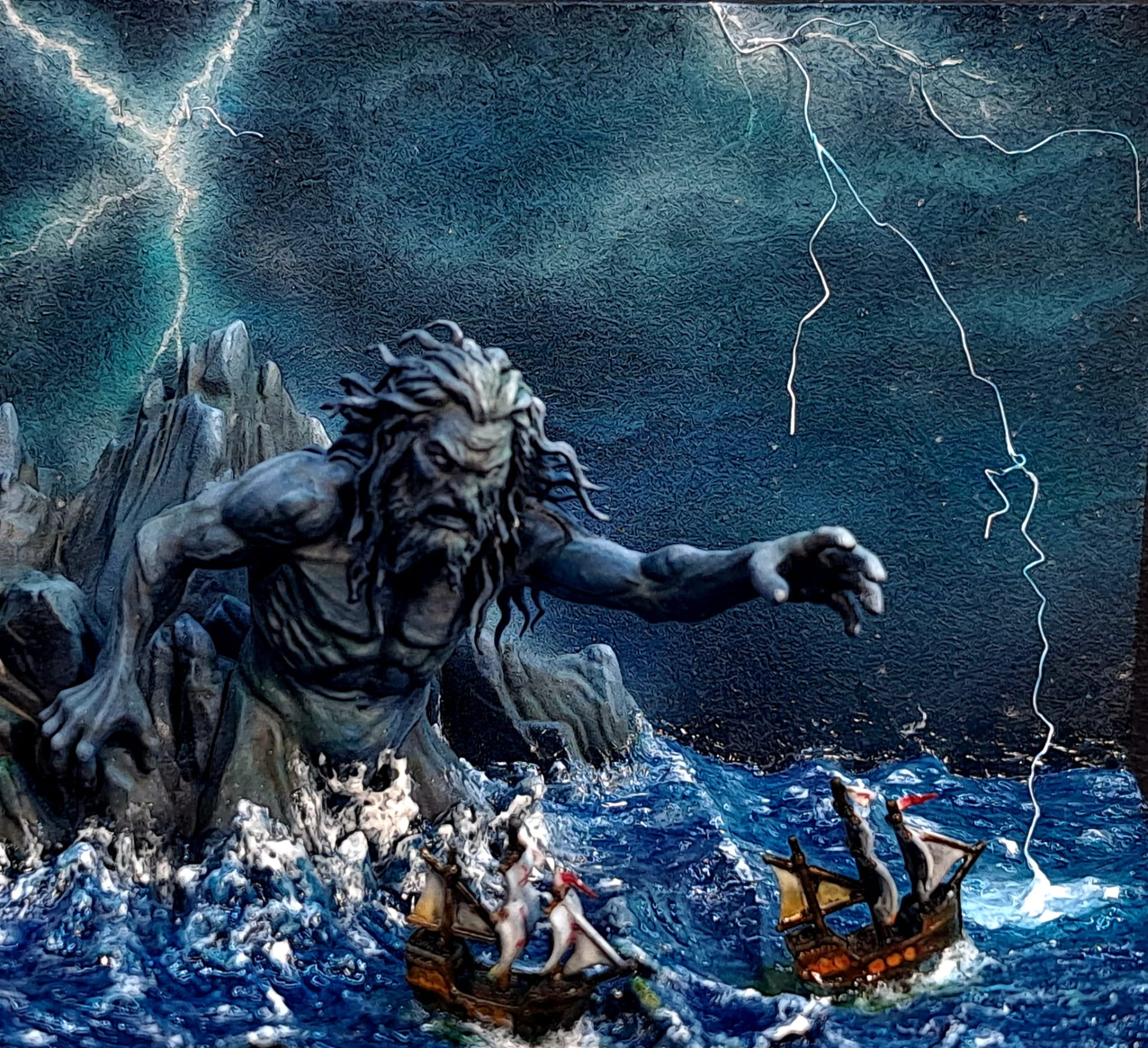 Diorama de uma figura mitológica entre rochedos, ondas e embarcações